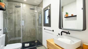 Apartment (3 Bedrooms) | Bathroom | Hair dryer, towels, shampoo, toilet paper