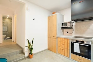 Apartamento (3 Bedrooms) | Cozinha privada | Geladeira, micro-ondas, fogão, cafeteira/chaleira