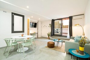 Apartamento (3 Bedrooms) | Área de estar | TV 35 polegadas com canais digitais