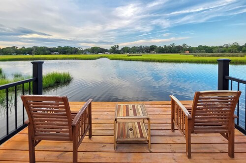 7 Mi to Dtwn Jacksonville: Riverfront Home w/ Deck