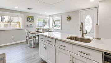 House (6 Bedrooms) | Interior