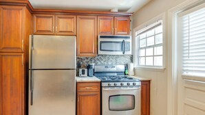 Interior - 2 Mi to El Dorado Nature Center: Quiet Home (Long Beach)