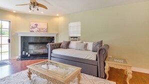 Interior - 2 Mi to El Dorado Nature Center: Quiet Home (Long Beach)
