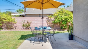 Interior - 2 Mi to El Dorado Nature Center: Quiet Home (Long Beach)