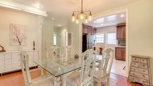 Interior - 2 Mi to El Dorado Nature Center: Quiet Home (Long Beach)
