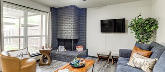 5 Mi to At&t Stadium: Townhome w/ Community Pools!