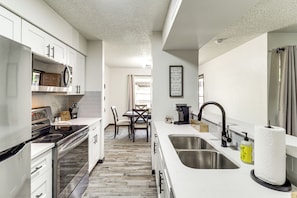 Apartment (3 Bedrooms) | Interior - 5 Mi to At&t Stadium: Townhome w/ Community Pools! (Arlington)