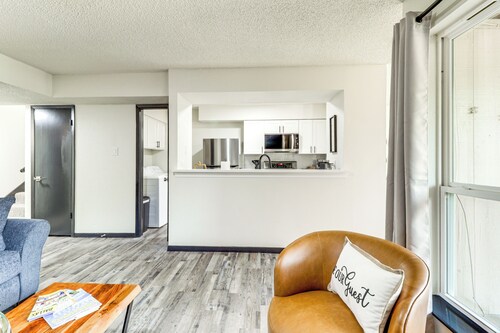 5 Mi to At&t Stadium: Townhome w/ Community Pools!