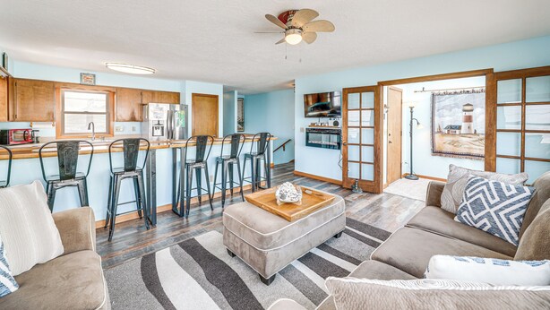 A modern kitchen with bar stools, a dining table, and a ceiling fan. - Walk to Beach: Dog-friendly Home in Lincoln City (Lincoln City)