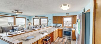 Walk to Beach: Dog-friendly Home in Lincoln City