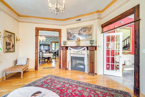 < 1 Mi to Downtown Abq: Historic Manor w/ Patio!