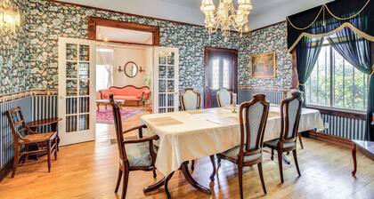 < 1 Mi to Downtown Abq: Historic Manor w/ Patio!