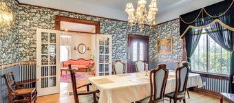 < 1 Mi to Downtown Abq: Historic Manor w/ Patio!