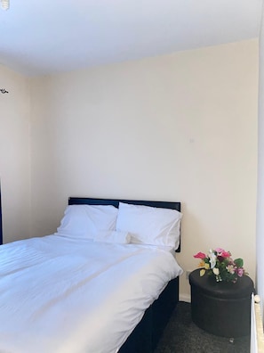 1 Schlafzimmer, Zimmersafe, Schreibtisch, Bügeleisen/Bügelbrett