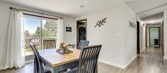 Cozy Apt w/ Private Deck, 2 Mi to Toyota Center!