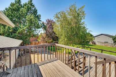 Cozy Apt w/ Private Deck, 2 Mi to Toyota Center!