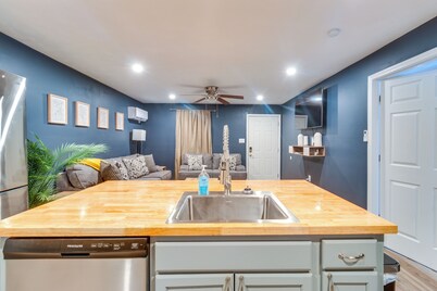 7 Mi to Lake Tangipahoa: Mccomb Home w/ Deck!