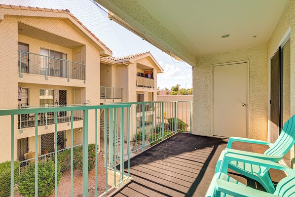 Interior - Community Pool & Gym: Apt 5 Mi to Laughlin Casinos (Laughlin)