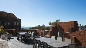 Outdoor dining - Cyan skies, Elizabeth Bay I90 (Elizabeth Bay)
