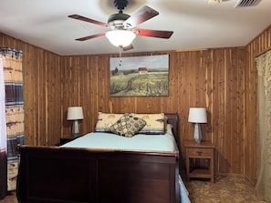 1 bedroom, free WiFi, bed sheets - Lakefront country cabin near Lucedale 
, MS (Lucedale)