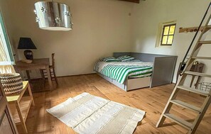 3 chambres, fer et planche à repasser, literie fournie
