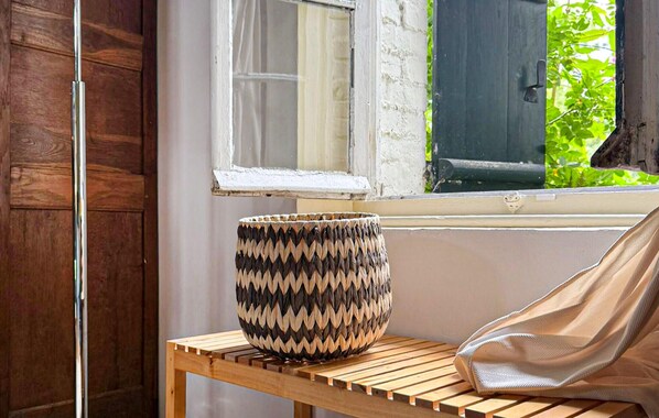 A wooden table with a woven basket and a beige bag. - Longère plain pied en campagne (Favières)