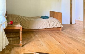 3 bedrooms, iron/ironing board, free WiFi