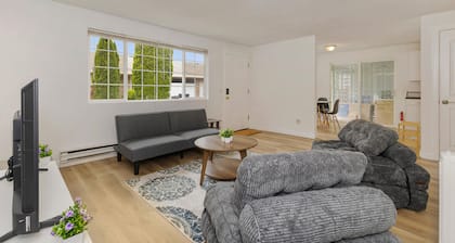 Relaxing Lynnwood Getaway w Parking