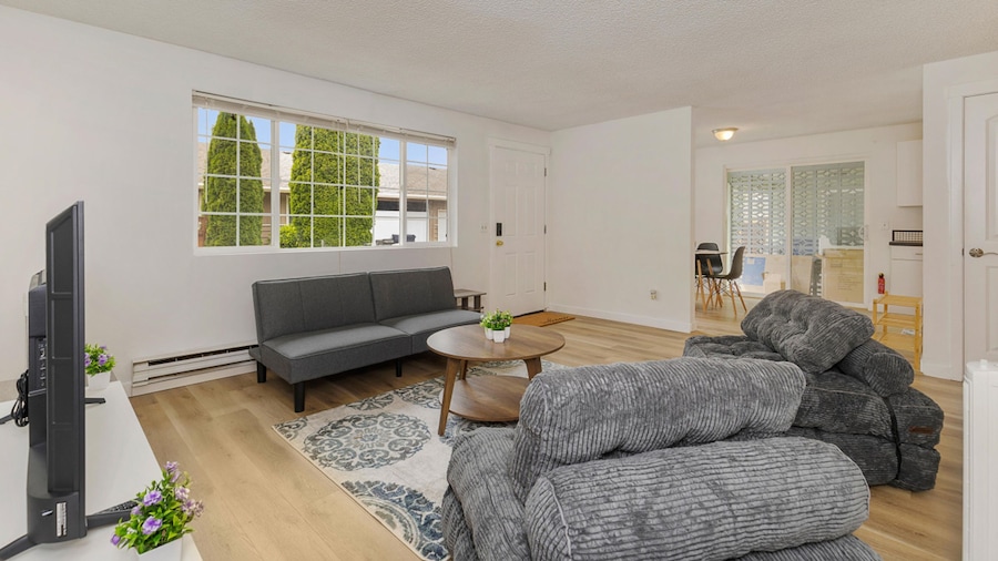 Relaxing Lynnwood Getaway w Parking