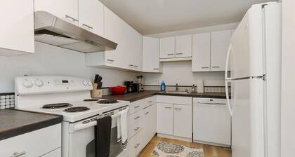 Relaxing Lynnwood Getaway w Parking