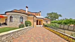 A house with a stone facade, a brick pathway, and a flower bed. - Villa Morena (Istria - Kaštel) (Kaštel)