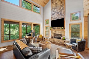 Smart TV, fireplace - Blessings Flow ~ 4BR Riverfront ~ Hot Tub, Fire Pit (Ellijay)