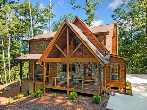 Blessings Flow ~ 4BR Riverfront ~ Hot Tub, Fire Pit