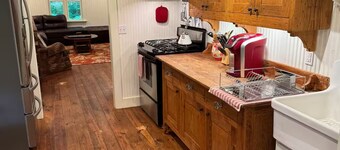 Hidden Meadow Mountain Cottage w/ Farm Animals