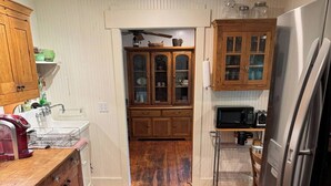 Una cocina con armarios de madera, un refrigerador de acero inoxidable y un microondas.