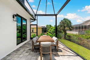 Outdoor dining - Tranquil Island Retreat. (Marco Island)