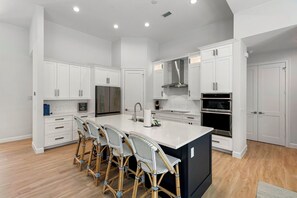 Fridge, microwave, oven, stovetop - Tranquil Island Retreat. (Marco Island)