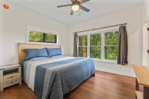 2 bedrooms, desk, iron/ironing board, free WiFi - Brand new modern cabin with beautiful river view. (Eastman)