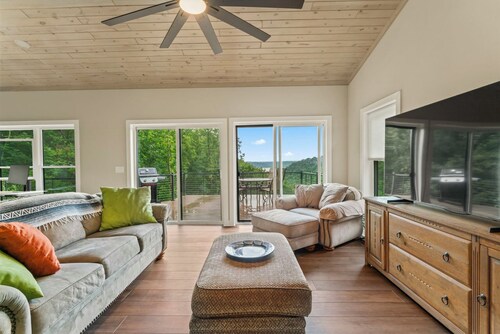 Brand new modern cabin with beautiful river view.