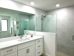 Dusche, Haartrockner, Handtücher, Seife