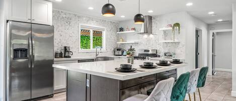 Refrigerador, microondas, horno, placa de cocina