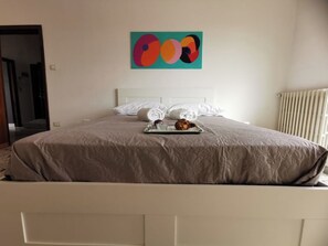 Berço de viagem, Wi-Fi de cortesia, roupa de cama