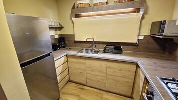 Réfrigérateur, micro-ondes, four, plaque de cuisson