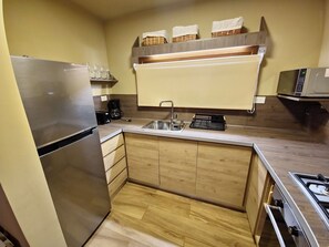 Réfrigérateur, micro-ondes, four, plaque de cuisson