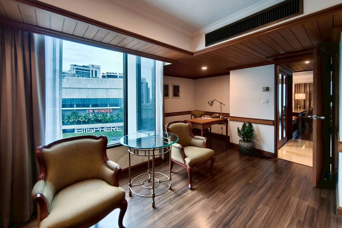 Executive Suite, City View