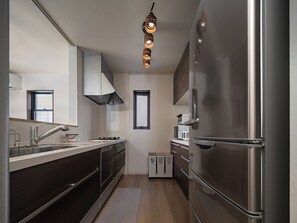 Een microgolfoven, een oven, een kookplaat, een vaatwasser