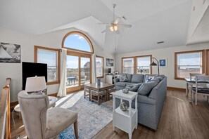 スマートテレビ、テーブルサッカー台、書庫、ステレオ