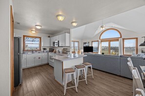 冷蔵庫、電子レンジ、オーブン、コンロ