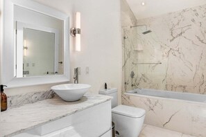Dusche, Whirlpool, Haartrockner, Handtücher