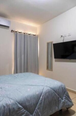 2 bedrooms, iron/ironing board, internet, bed sheets